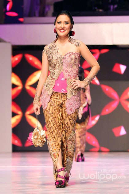 Anne Avantie MERENDA KASIH. Pergelaran 25 Tahun berkarya at Plenary Hall Jakarta Convention Center. Senayan. Jakarta Pusat. [Foto: Mohammad Abduh/Wolipop]