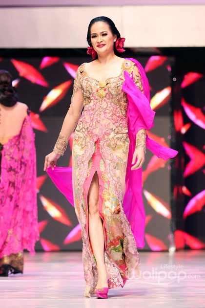 Anne Avantie MERENDA KASIH. Pergelaran 25 Tahun berkarya at Plenary Hall Jakarta Convention Center. Senayan. Jakarta Pusat. [Foto: Mohammad Abduh/Wolipop]