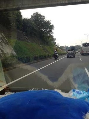 Pemotor Ini Bikin Kaget Pengemudi Mobil Saat Melintas di Tol JORR