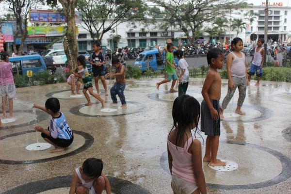 Weekend Seru Main Air Pasir Di Taman Trunojoyo Malang