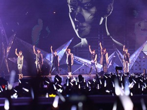 Someone Call the Doctor! EXO Sukses Bikin Fans Overdose di Konser Jakarta