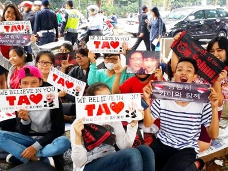 Wow... Demi Konser EXO, Pria Ini Menginap di Lapangan D Senayan