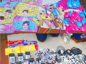 Berbagai Macam Merchandise Dijual di Konser EXO Jakarta