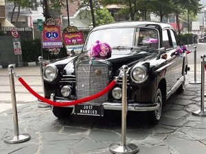 Ini Dia Mobil Antik di Pernikahan Donita dan Adi Nugroho