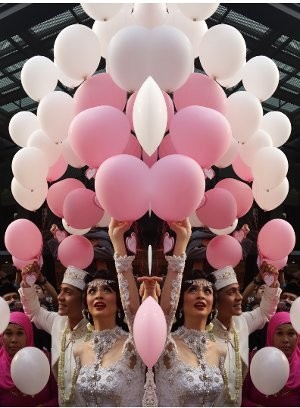 Bukan Merpati Atau Lempar Bunga, Donita dan Adi Lepas Balon Usai Menikah