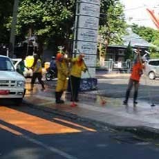 Trotoar di Surabaya Bukan untuk Jualan dan Parkir, Bandel Ditertibkan!