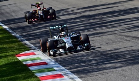 Hamilton Kalahkan Rosberg untuk Rebut Pole