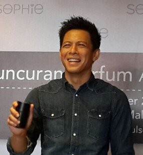 Dari Abu-abu, Warna Rambut Ariel Kembali Hitam