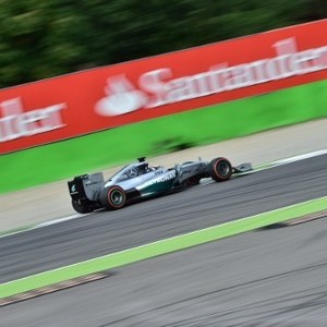 Hamilton Juara, Mercedes Finis 1-2