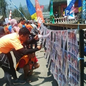 Usai Lari, Peserta Bromo Marathon Berburu Foto