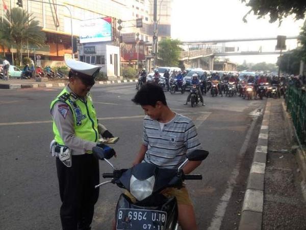 Terobos Lampu Merah dan Tak Pakai Helm, Pemotor ABG Ditilang di Cililitan