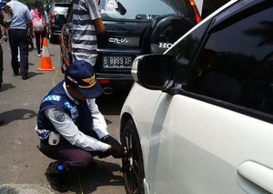 7 Mobil Parkir Liar yang Diderek Kena Biaya Menginap Rp 500 Ribu/Malam