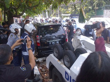 Hari Pertama Derek Parkir Liar, 11 Kendaraan Dikandangkan