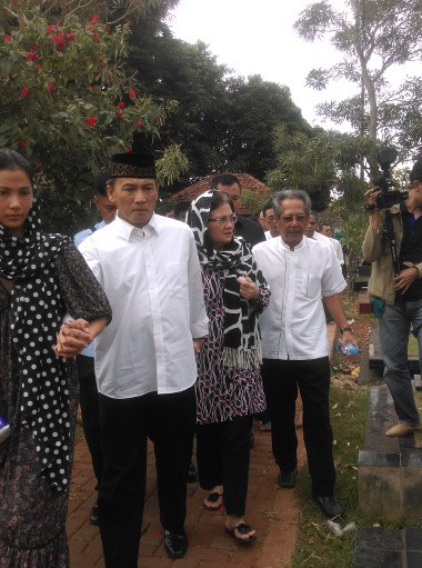 Hadiri Pemakaman Putranya, Budi Mulya Terus Menangis
