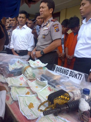 13 Orang Dibekuk Larikan Uang Bank Rp 5,2 M, Termasuk Dukun dan Polisi