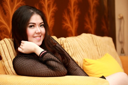 Apartemen Mungil Serba Keemasan ala Tina Toon