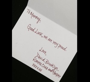 Victoria Beckham Pamer Surat Cinta Pasca Show di New York Fashion Week