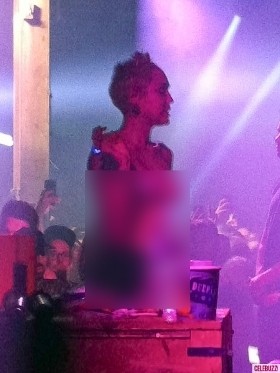 Gila-gilaan di Pesta, Miley Cyrus Nyaris Bugil dan Isap Ganja Gila-gilaan di Pesta, Miley Cyrus Nyaris Bugil dan Isap Ganja