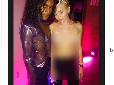 Gila-gilaan di Pesta, Miley Cyrus Nyaris Bugil dan Isap Ganja