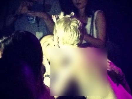 Gila-gilaan di Pesta, Miley Cyrus Nyaris Bugil dan Isap Ganja