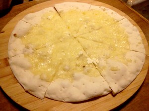 Rocca : Bersantai Sambil Ngemil Cheese Four Season Pizza yang Gurih Renyah