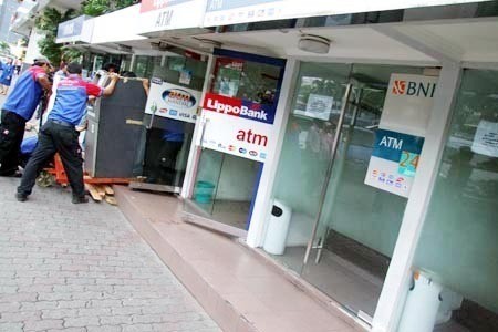 Biaya Tarik Uang di ATM Bersama Naik, Buntut Pungutan OJK?