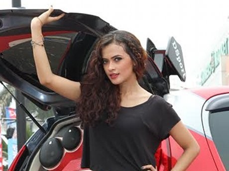 Amelia Syahla dan Adu Banteng