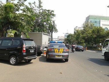 Razia Derek Mobil Pribadi di Bahu Jalan, Bagaimana dengan Mobil Polisi?