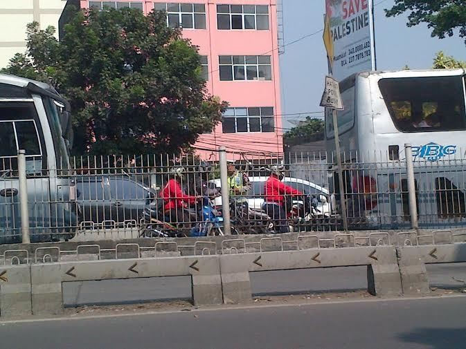 Terjebak di Antara 2 TransJ, Para Pemotor ini Tak Bisa Lolos dari Polisi