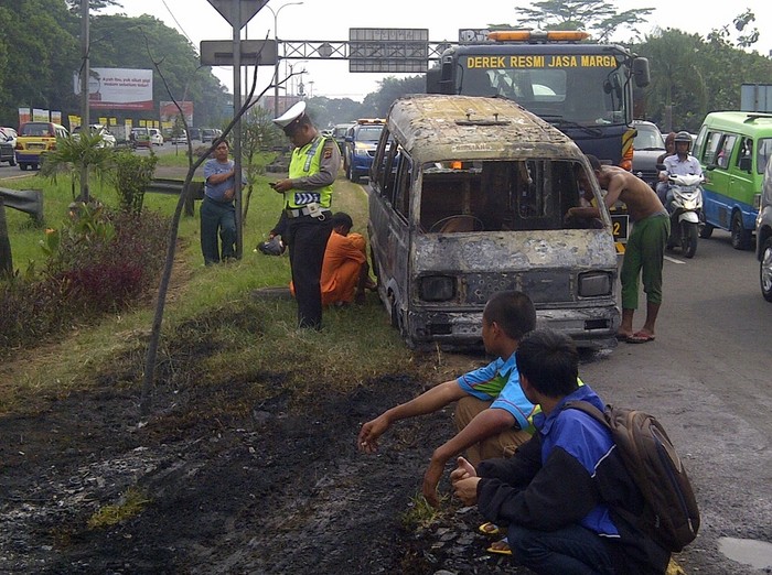 Mesin Meledak, Angkot Ludes Terbakar di Tol Jagorawi