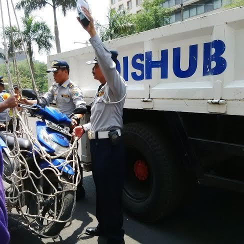 Tukang Ojek Bebas dari Jeratan Dishub dalam Razia Parkir Liar