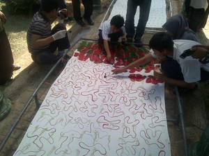 Siswa SLB Semarang Persembahkan Lagu Ciliwung dan Batik Unik untuk Jokowi