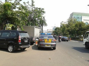 Razia Derek Mobil Pribadi di Bahu Jalan, Bagaimana dengan Mobil Polisi?