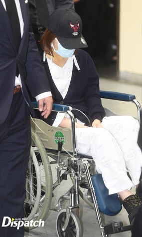 Sojung Hadiri Pemakaman RiSe Ladies Code dengan Kursi Roda