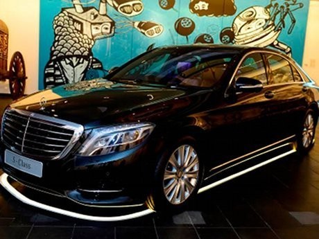 Mobil Menteri Enaknya S-Class atau E-Class?