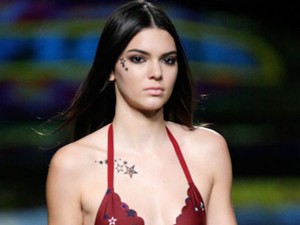 Kendall Jenner Pamer Bokong di Fashion Show Tommy Hilfiger