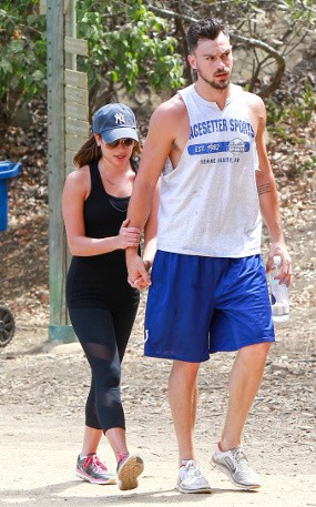 Lea Michele Glee Kini Tinggal Bareng Kekasih yang Eks Lelaki Penghibur