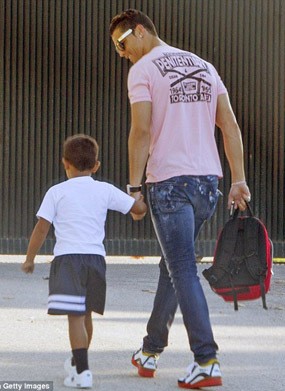Sweet Moment, Cristiano Ronaldo Antar Anak di Hari Pertama Sekolah
