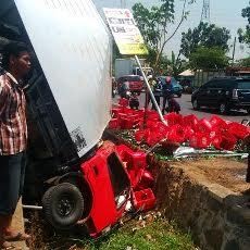 Mobil Boks Muat Minuman Nyungsep, Muatan Berceceran