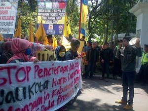 PMII Bandung Demo Ridwan Kamil karena Dinilai Reaktif Tanggapi @kemalsept