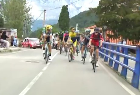 Sambil Memacu Sepeda, Dua Pebalap Ini Juga Saling Pukul dan Dorong