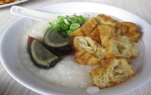 Sanki: Bubur Ikan Gurame dengan Taburan Cakwe yang Renyah Gurih