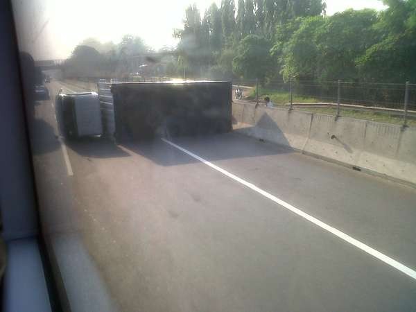 Truk Terguling di Tol Cikampek, Nihil Kemacetan