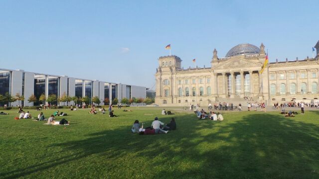 Di Jerman, Gedung DPR ini Begitu Ramah, Jadi Tempat Wisata dan Bersantai Rakyat