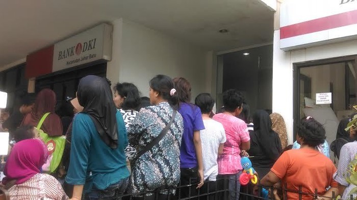 Penampakan Ratusan Ibu Berdesakan Demi Bantuan Siswa Rp 1 Juta Di Bank Dki