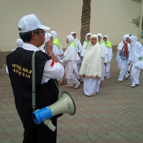 Warna-warni Jamaah Haji Indonesia di Masjid Bir Ali