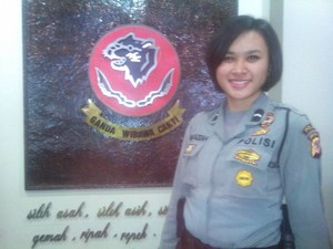 Berkenalan dengan Bripda Lina, Polwan Cantik Juara Kontes Berkebaya