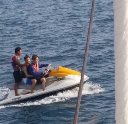 Serunya Sehun dan Tao EXO Naik Jet Ski