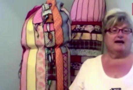 Pensiun dari Pabrik Sex Toy, Holly Bikin Penis Raksasa dari Kain Rajut