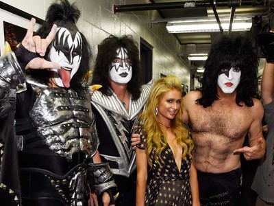 Si Cantik Paris Hilton di Antara Personel KISS